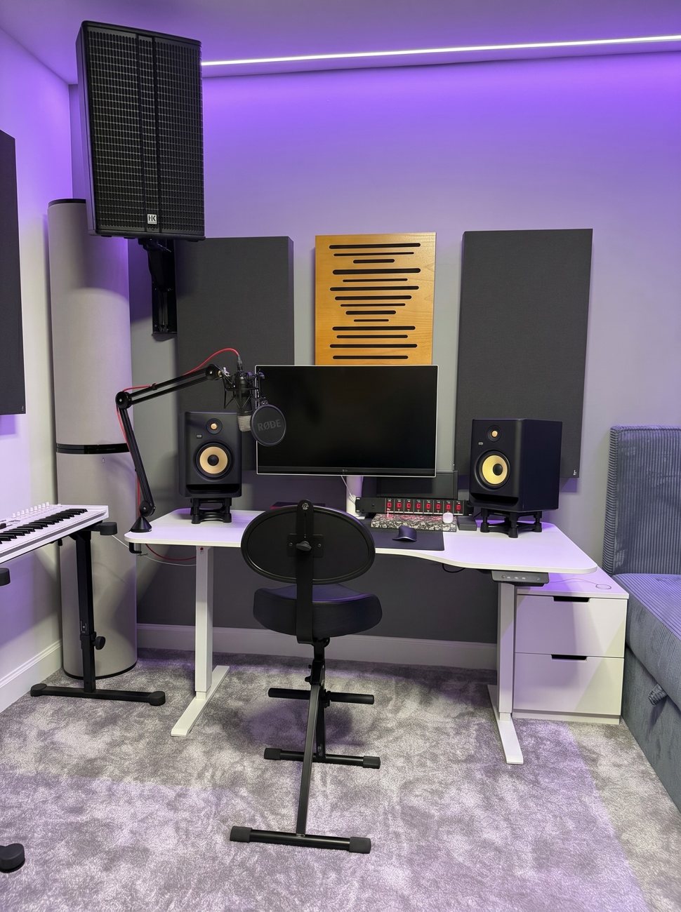 Home studio z absorberami akustycznymi i monitorami, oświetlenie LED