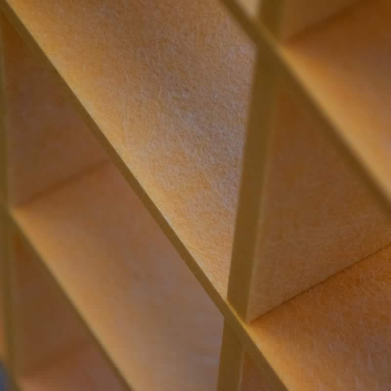 Geometryczny układ pionowych lameli widziany od dołu